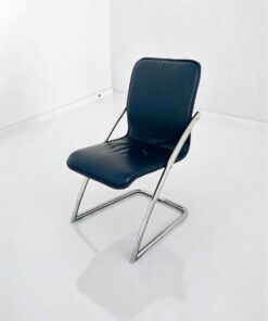 Chaise-en-cuir-bleu-marine-chromee