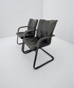Lot 2 Fauteuil en cuir noir vintage Airborne