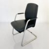 La chaise visiteur Sitland incarne l'élégance du design italien allié à la qualité des matériaux. Revêtue de cuir et dotée d'une structure en bois noble, elle s'intègre parfaitement dans des environnements professionnels haut de gamme : bureaux de direction, salles d'attente ou de réunion. Caractéristiques : Marque : Sitland Design italien Revêtement en cuir de qualité supérieure Structure en bois massif, finition soignée Assise confortable, dossier ergonomique Style intemporel, facile à intégrer dans tout espace professionnel Avantages : Matériaux nobles pour un rendu haut de gamme Idéale pour renforcer l'image de votre entreprise Parfait pour les espaces de direction ou d'accueil premium Livraison disponible partout au Maroc sur devis