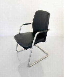 La chaise visiteur Sitland incarne l'élégance du design italien allié à la qualité des matériaux. Revêtue de cuir et dotée d'une structure en bois noble, elle s'intègre parfaitement dans des environnements professionnels haut de gamme : bureaux de direction, salles d'attente ou de réunion. Caractéristiques : Marque : Sitland Design italien Revêtement en cuir de qualité supérieure Structure en bois massif, finition soignée Assise confortable, dossier ergonomique Style intemporel, facile à intégrer dans tout espace professionnel Avantages : Matériaux nobles pour un rendu haut de gamme Idéale pour renforcer l'image de votre entreprise Parfait pour les espaces de direction ou d'accueil premium Livraison disponible partout au Maroc sur devis