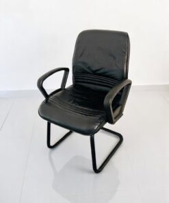 Fauteuil cuir noir accueil luge Strafor