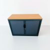 Cette armoire basse à rideaux verticaux est une solution de rangement compacte et élégante, idéale pour les bureaux et les espaces restreints. Sa finition couleur merisier apporte une touche chaleureuse et professionnelle à votre environnement de travail. Caractéristiques : Type : Armoire basse à rideaux verticaux coulissants Dimensions : Largeur 80 cm x Hauteur 73 cm Finition : Merisier Fermeture : Système sécurisé avec clé Etagères intérieures réglables Structure robuste en bois ou métal selon modèle Avantages : Gain de place grâce à l'ouverture par rideaux Format compact adapté aux petits espaces Sécurisation des documents professionnels Conception sobre et soignée