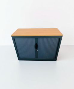 Cette armoire basse à rideaux verticaux est une solution de rangement compacte et élégante, idéale pour les bureaux et les espaces restreints. Sa finition couleur merisier apporte une touche chaleureuse et professionnelle à votre environnement de travail. Caractéristiques : Type : Armoire basse à rideaux verticaux coulissants Dimensions : Largeur 80 cm x Hauteur 73 cm Finition : Merisier Fermeture : Système sécurisé avec clé Etagères intérieures réglables Structure robuste en bois ou métal selon modèle Avantages : Gain de place grâce à l'ouverture par rideaux Format compact adapté aux petits espaces Sécurisation des documents professionnels Conception sobre et soignée